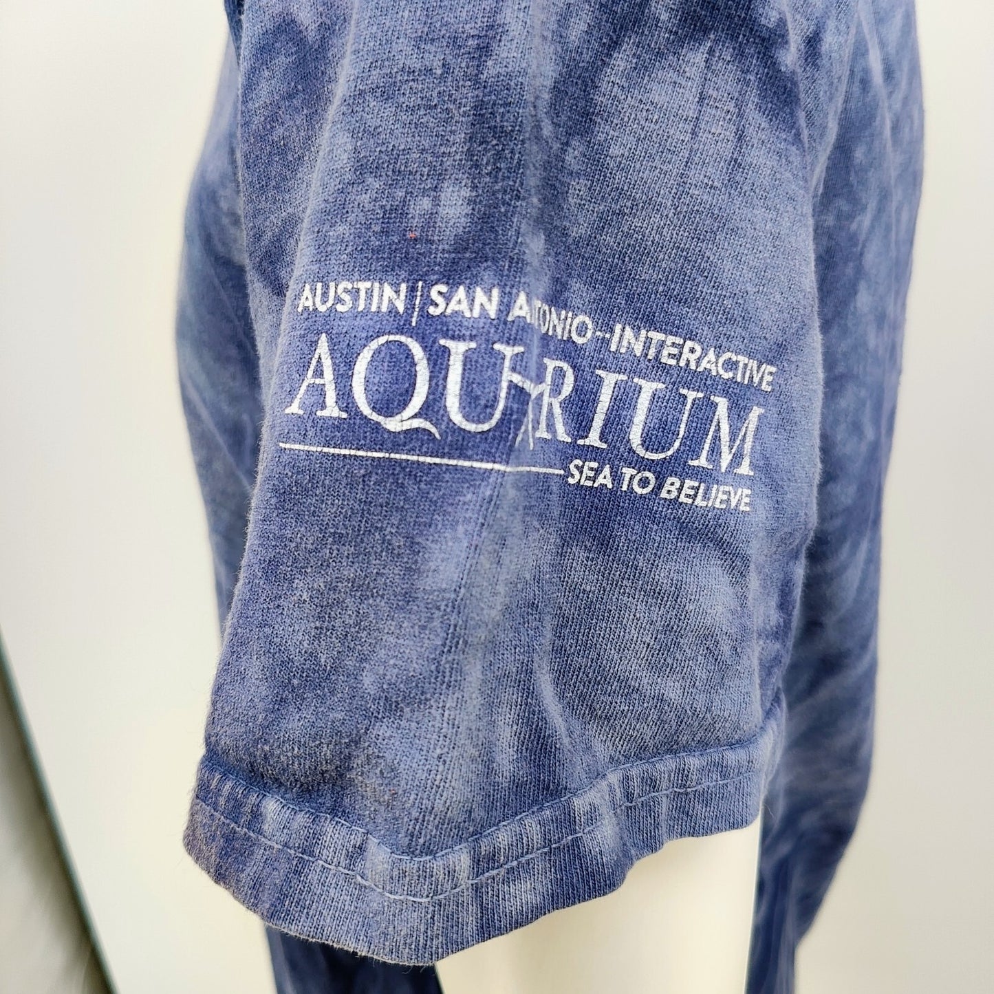 The Mountain Made in USA Austin San Antonio Interactive Aquarium T-Shirt (M)