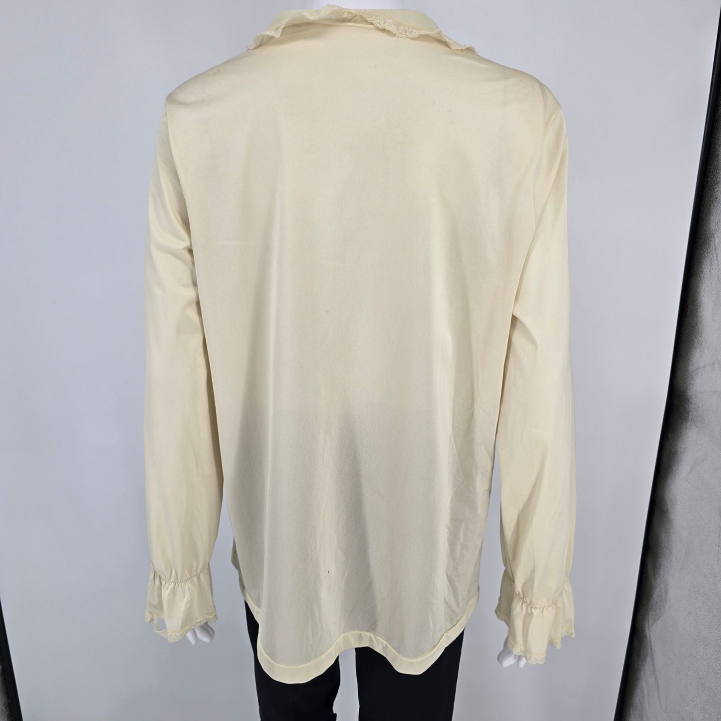 Vintage Early 1970s Shadowline Cream Nylon Snap Button Bed Jacket (L) *Flaws