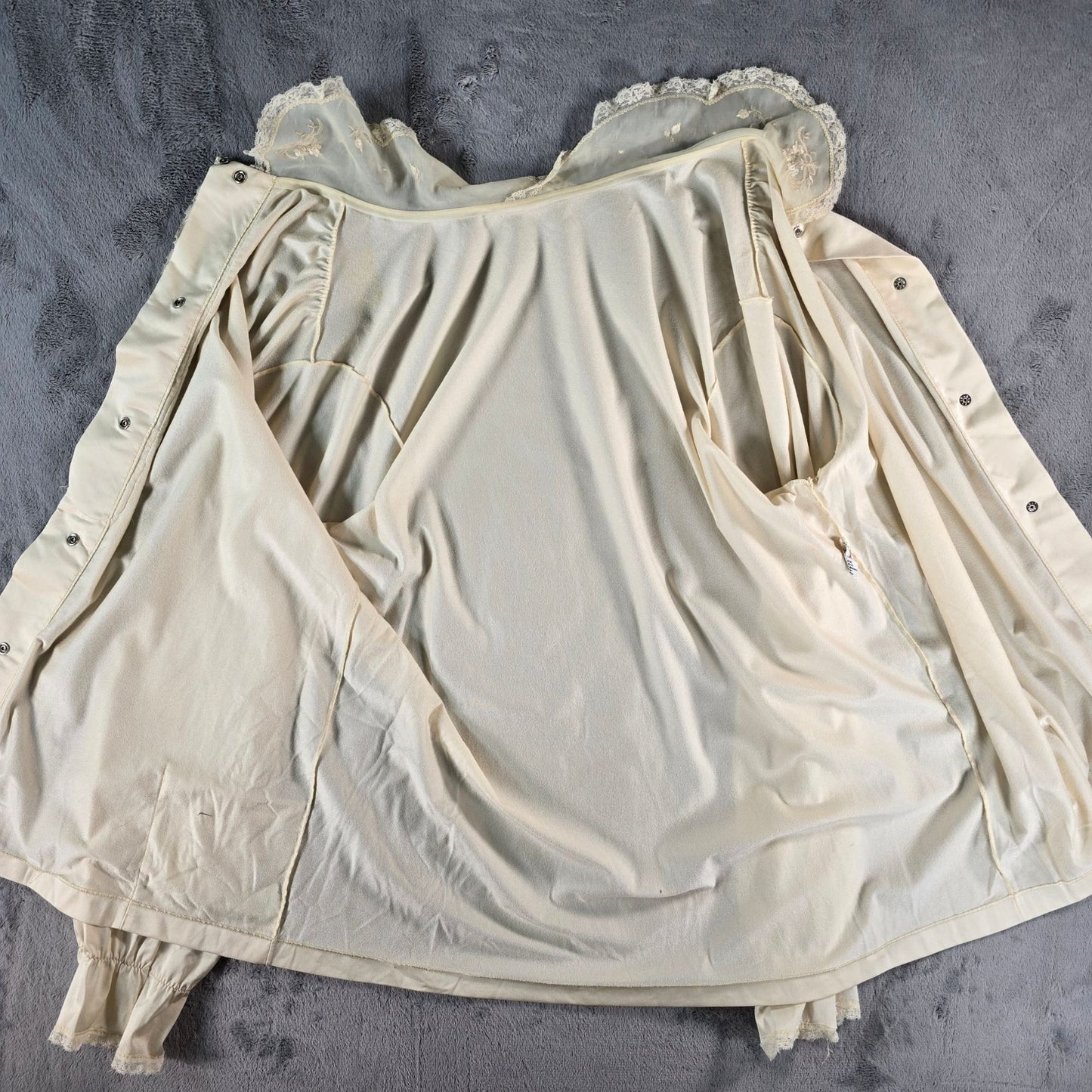 Vintage Early 1970s Shadowline Cream Nylon Snap Button Bed Jacket (L) *Flaws