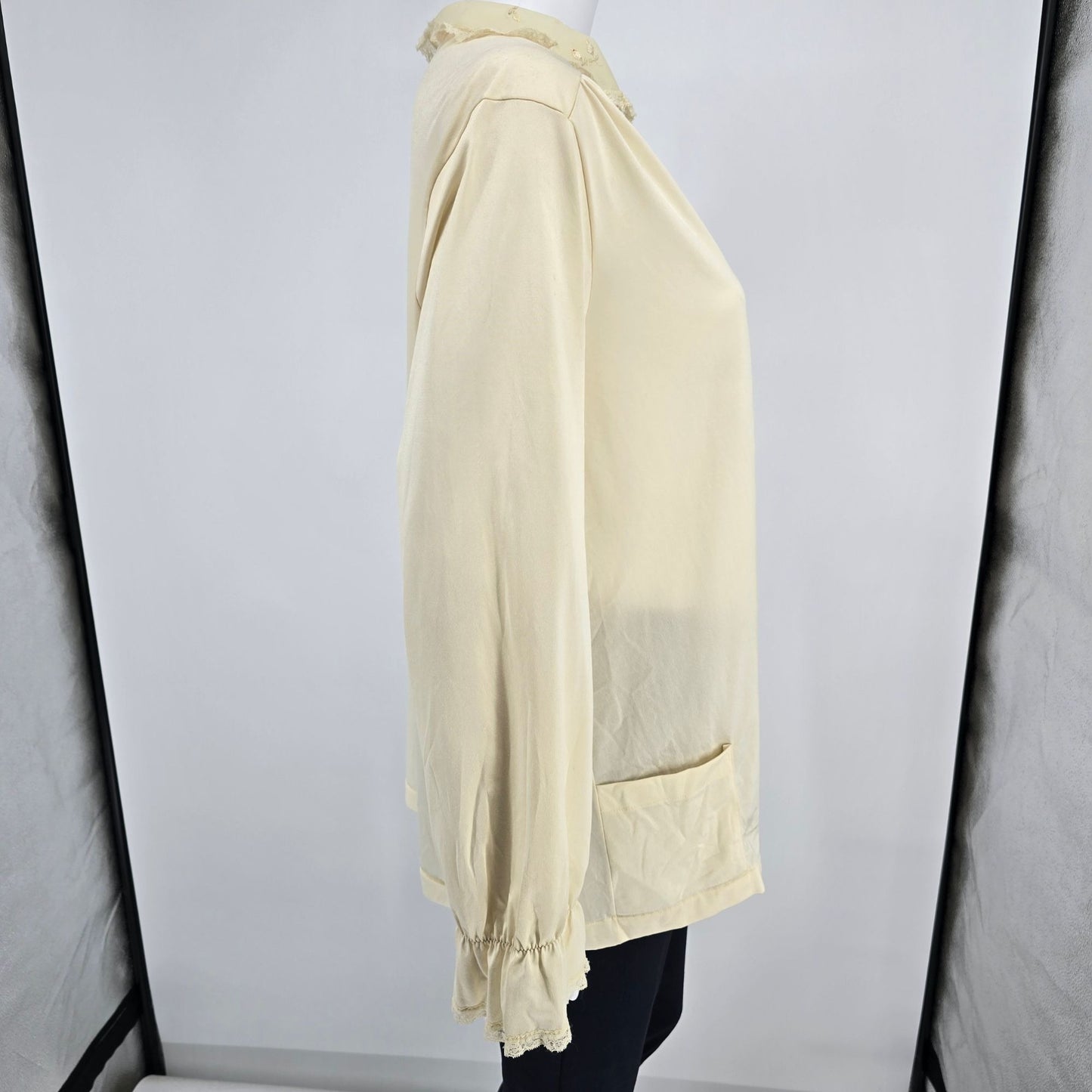 Vintage Early 1970s Shadowline Cream Nylon Snap Button Bed Jacket (L) *Flaws
