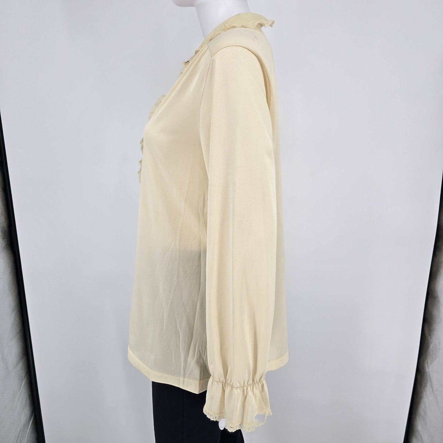 Vintage Early 1970s Shadowline Cream Nylon Snap Button Bed Jacket (L) *Flaws