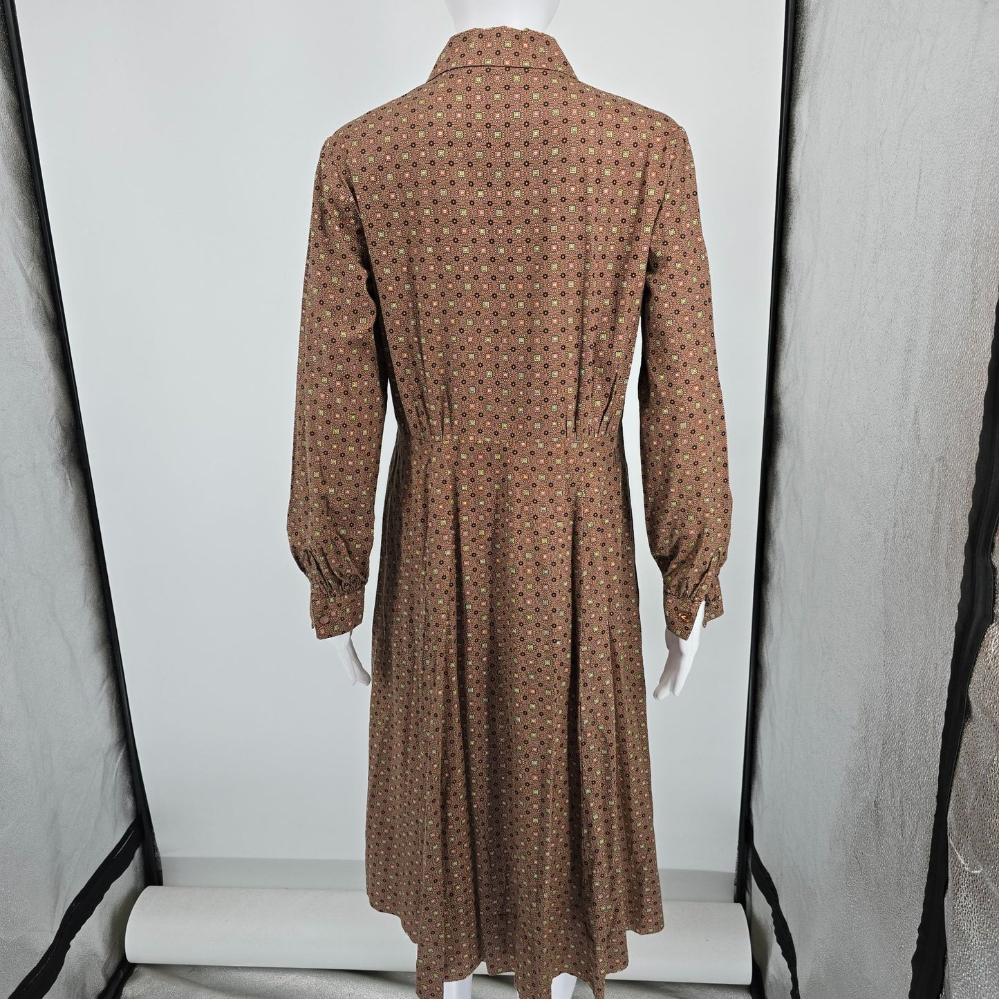 Vintage 1970s Brown Long Sleeve Foulard Print Shirtwaist Midi Dress (L)