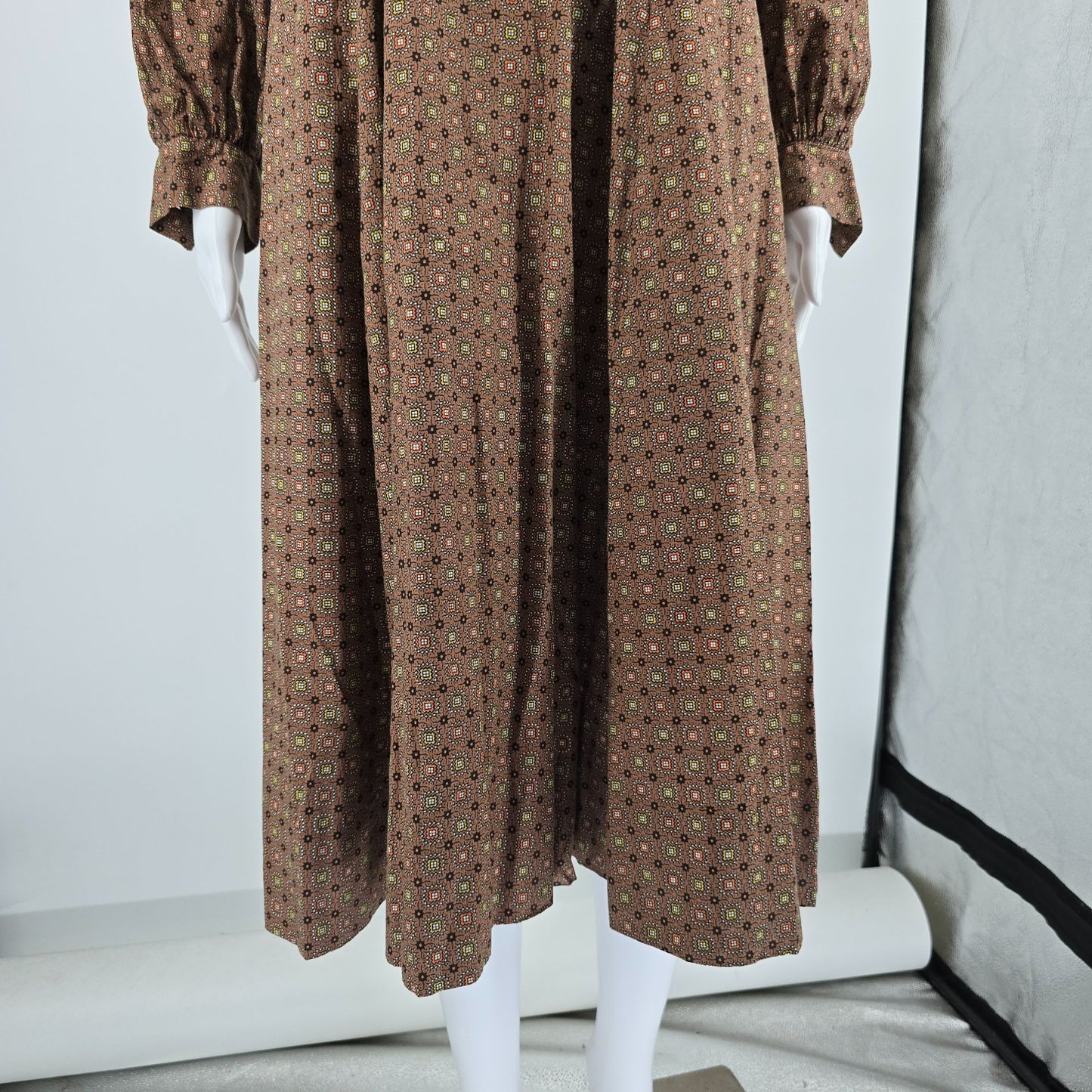 Vintage 1970s Brown Long Sleeve Foulard Print Shirtwaist Midi Dress (L)