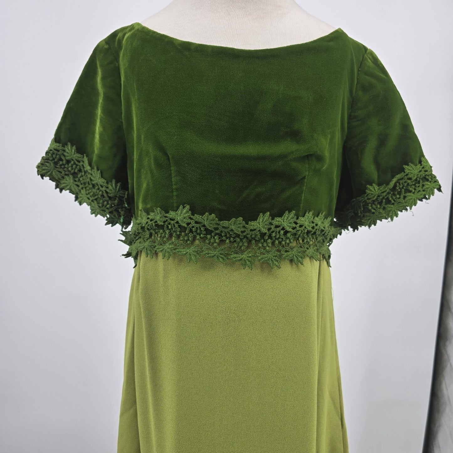 Vintage 1960s Green Velvet Venice Lace Leaf Trim Empire Gown (Petite XXS)
