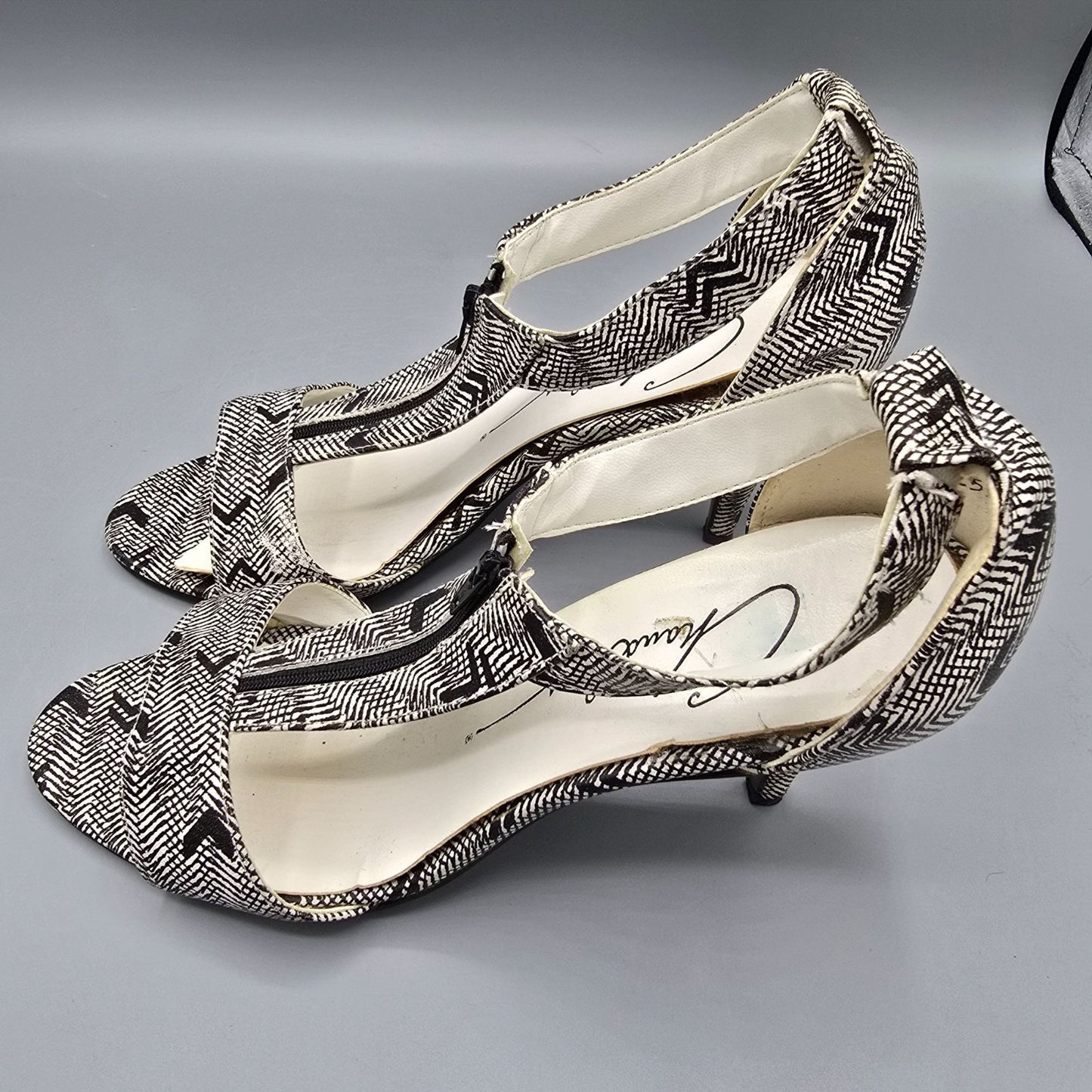 Vintage 1980s Chandlers Black/White Zig-Zag Print T-Strap Stiletto Heels (7.5B)