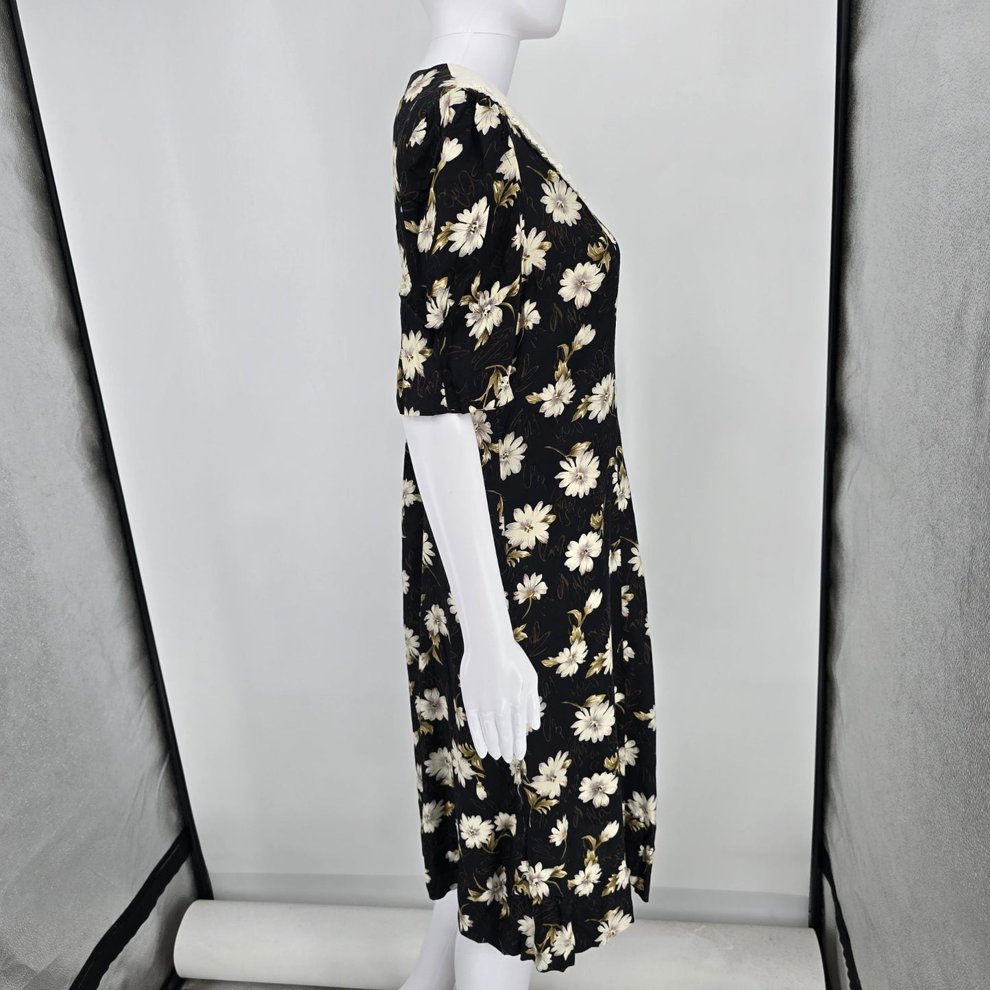 Vintage 1990s Caroline Wells Collection Pilgrim Collar Black Floral Dress (8/M)