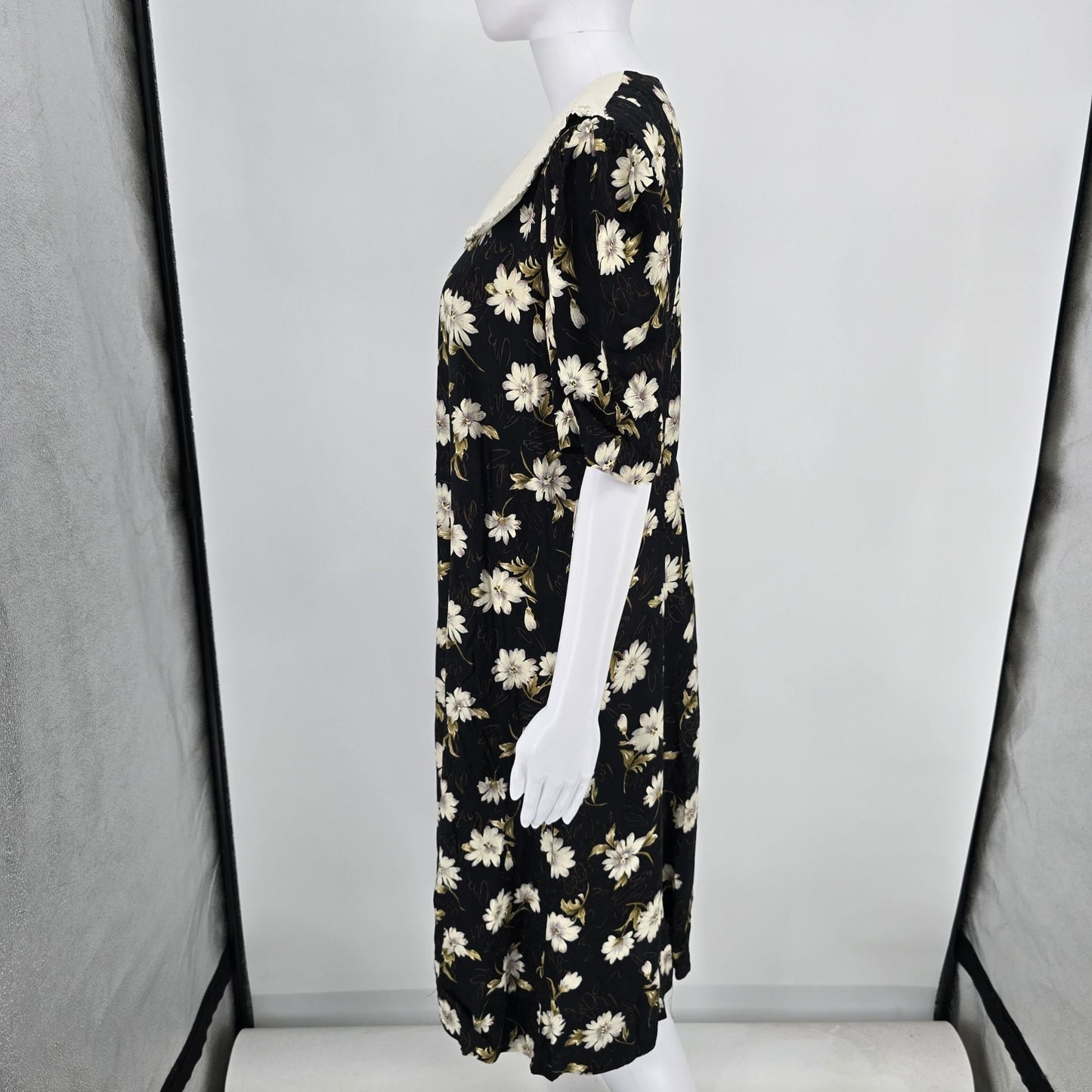 Vintage 1990s Caroline Wells Collection Pilgrim Collar Black Floral Dress (8/M)