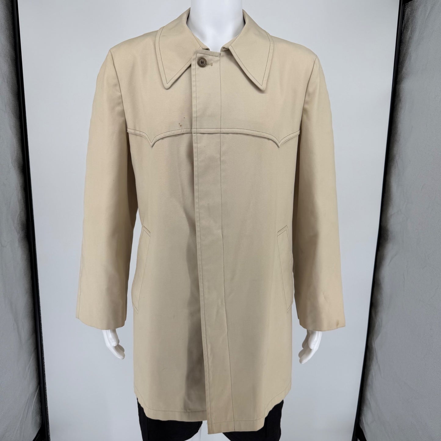 Vintage 1970s London Fog Maincoats Men's Light Tan Western Yoke Raincoat (46R)