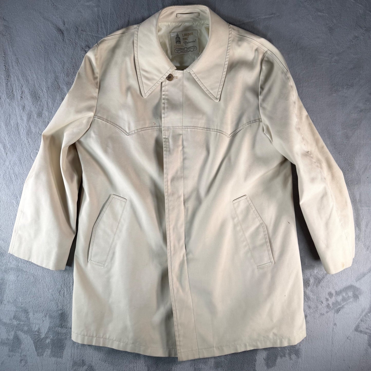 Vintage 1970s London Fog Maincoats Men's Light Tan Western Yoke Raincoat (46R)