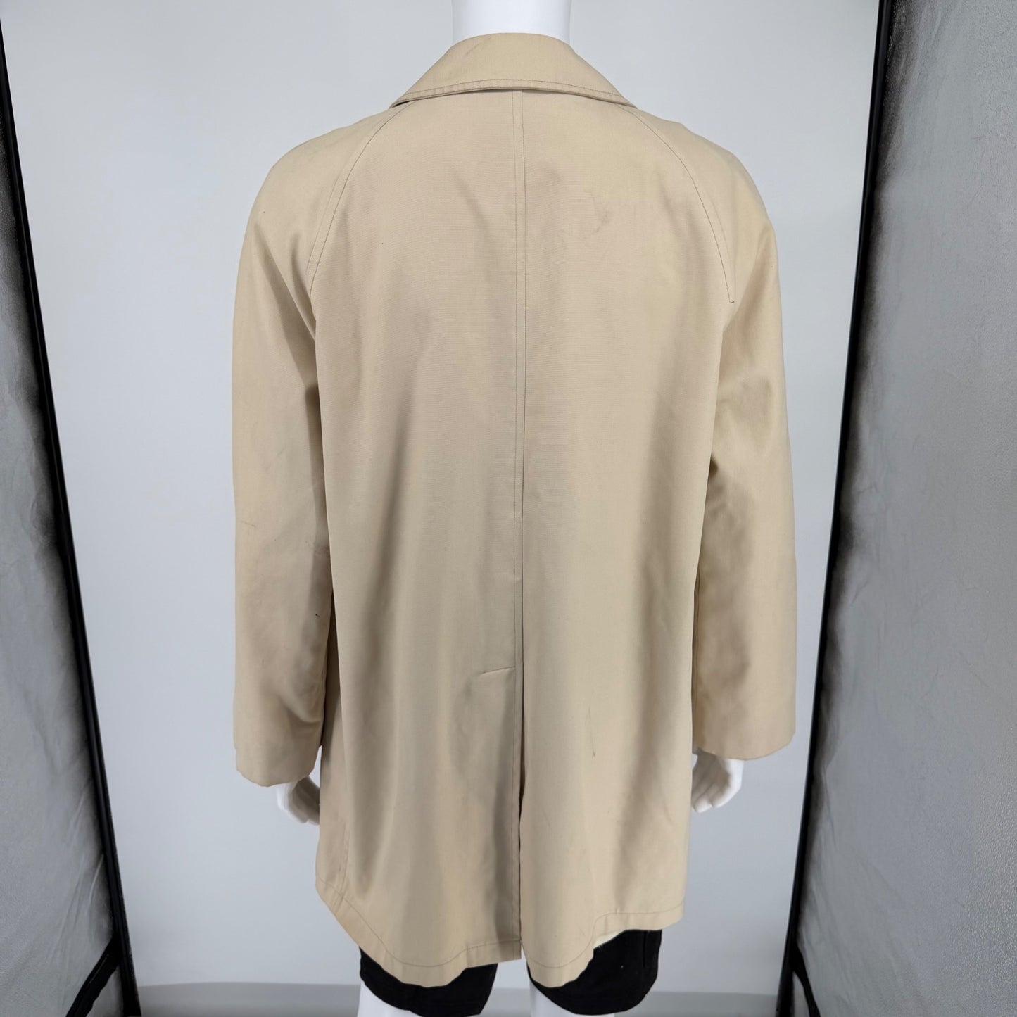 Vintage 1970s London Fog Maincoats Men's Light Tan Western Yoke Raincoat (46R)