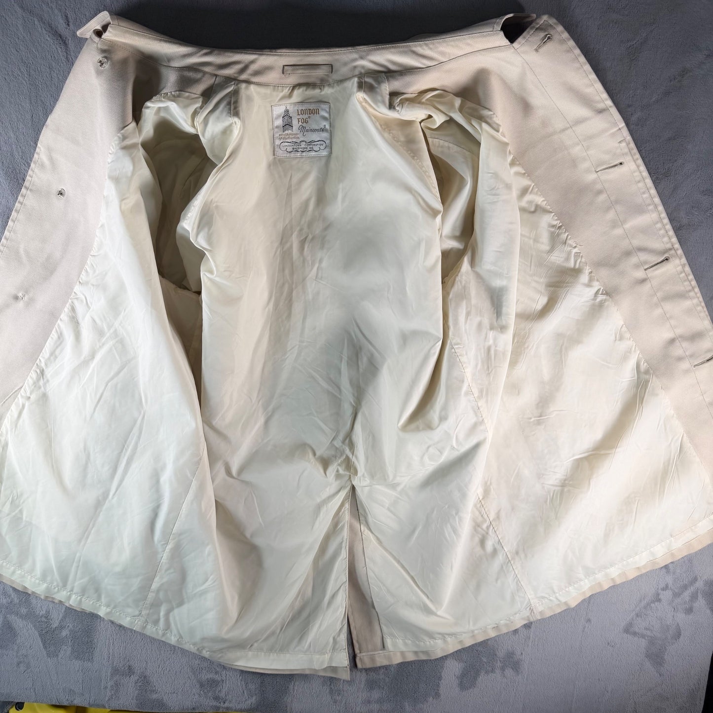 Vintage 1970s London Fog Maincoats Men's Light Tan Western Yoke Raincoat (46R)