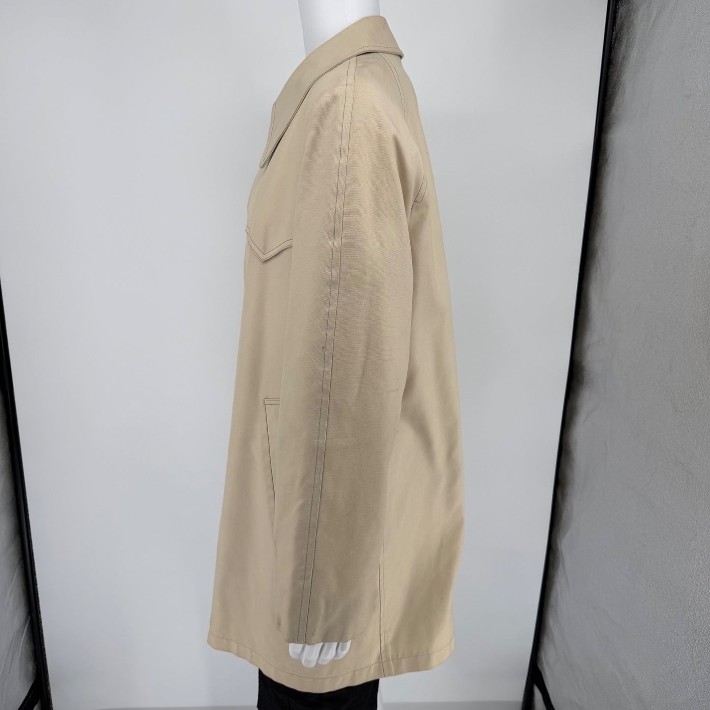 Vintage 1970s London Fog Maincoats Men's Light Tan Western Yoke Raincoat (46R)
