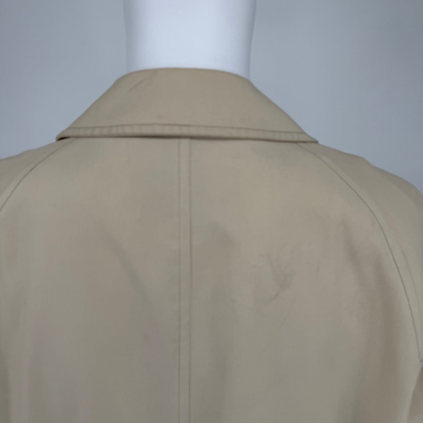 Vintage 1970s London Fog Maincoats Men's Light Tan Western Yoke Raincoat (46R)