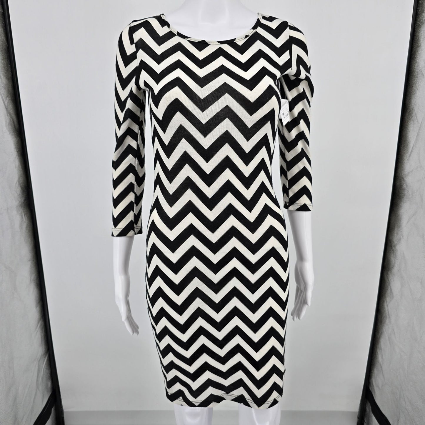 2010s Hypnotized Black & White Zigzag Chevron Pattern Stretch Bodycon Dress (S)