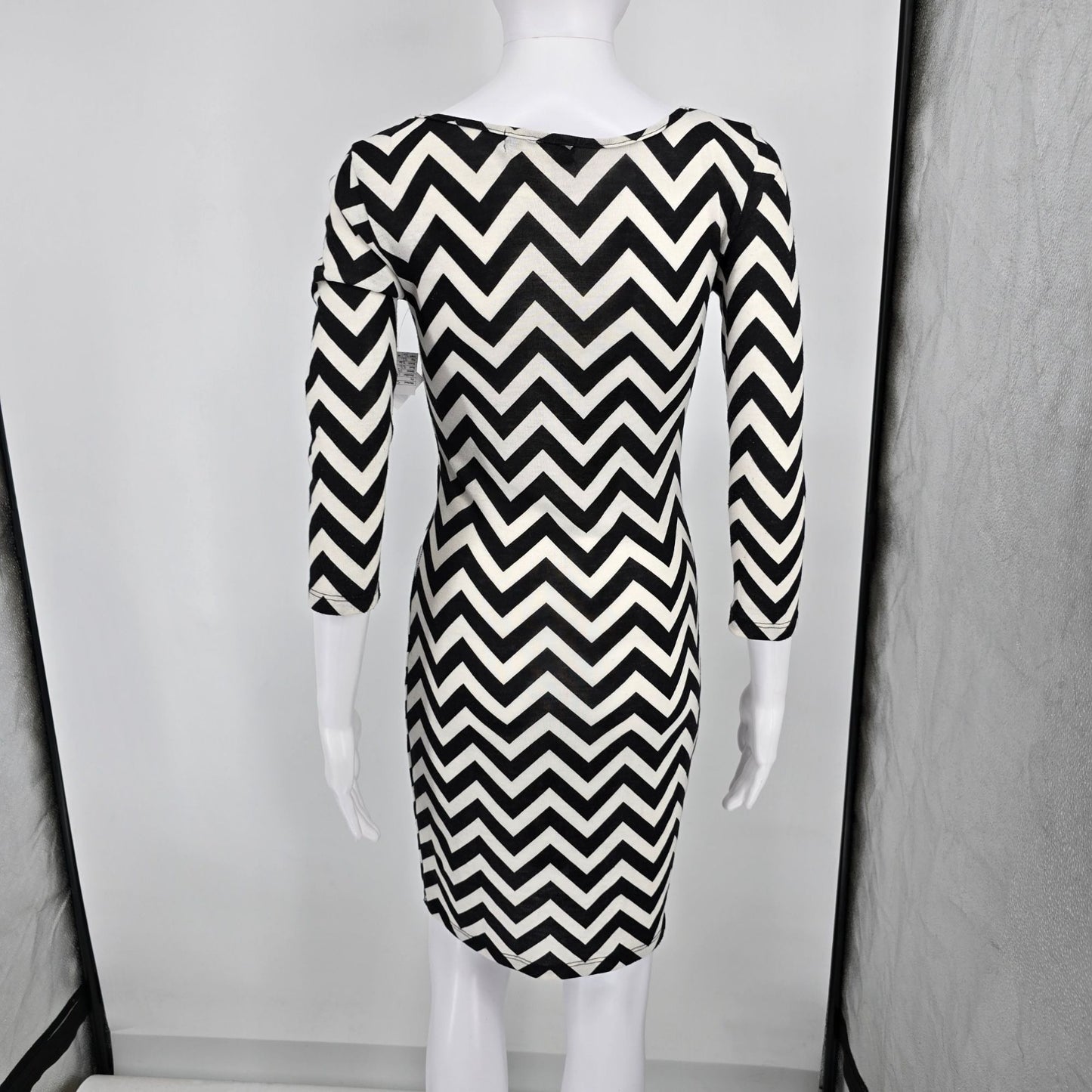 2010s Hypnotized Black & White Zigzag Chevron Pattern Stretch Bodycon Dress (S)