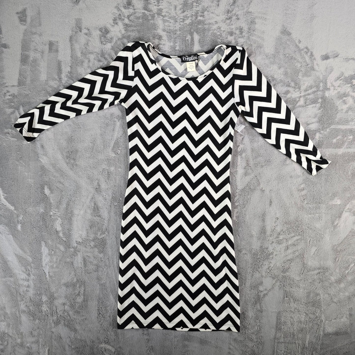 2010s Hypnotized Black & White Zigzag Chevron Pattern Stretch Bodycon Dress (S)