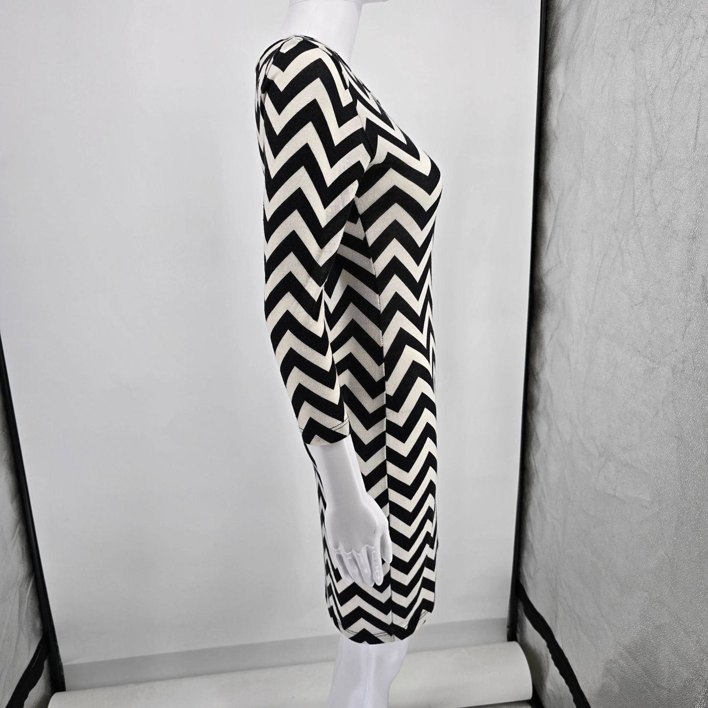 2010s Hypnotized Black & White Zigzag Chevron Pattern Stretch Bodycon Dress (S)