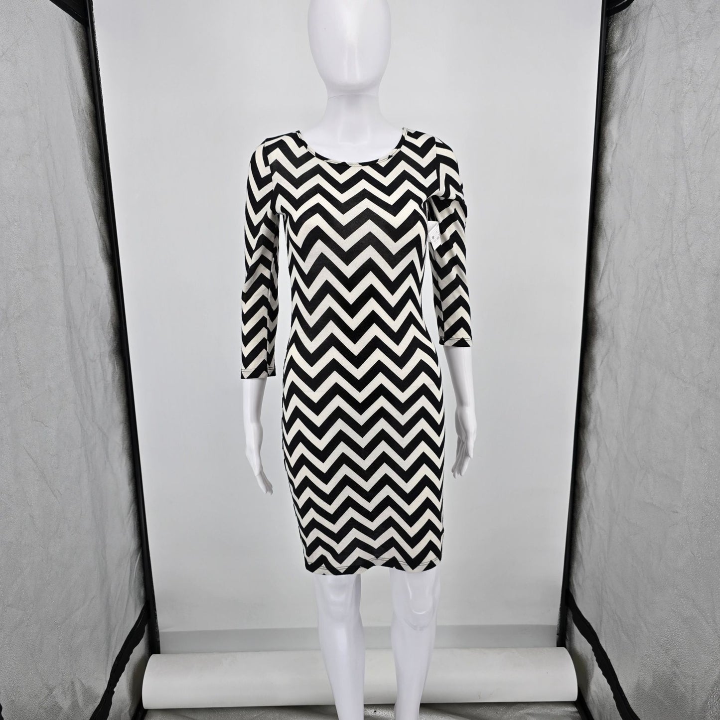2010s Hypnotized Black & White Zigzag Chevron Pattern Stretch Bodycon Dress (S)