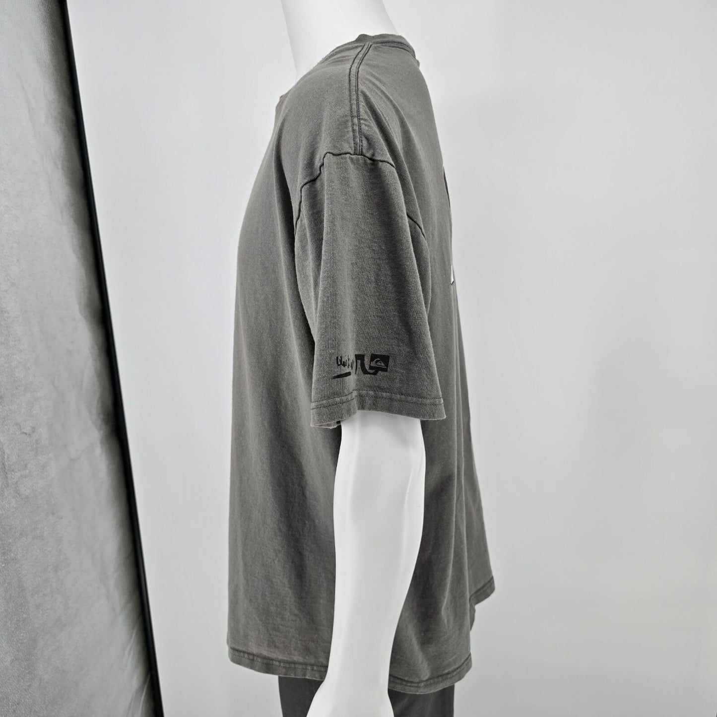 Y2 Quicksilver Monochrome Camo Logo Gray Graphic T-Shirt (XL)