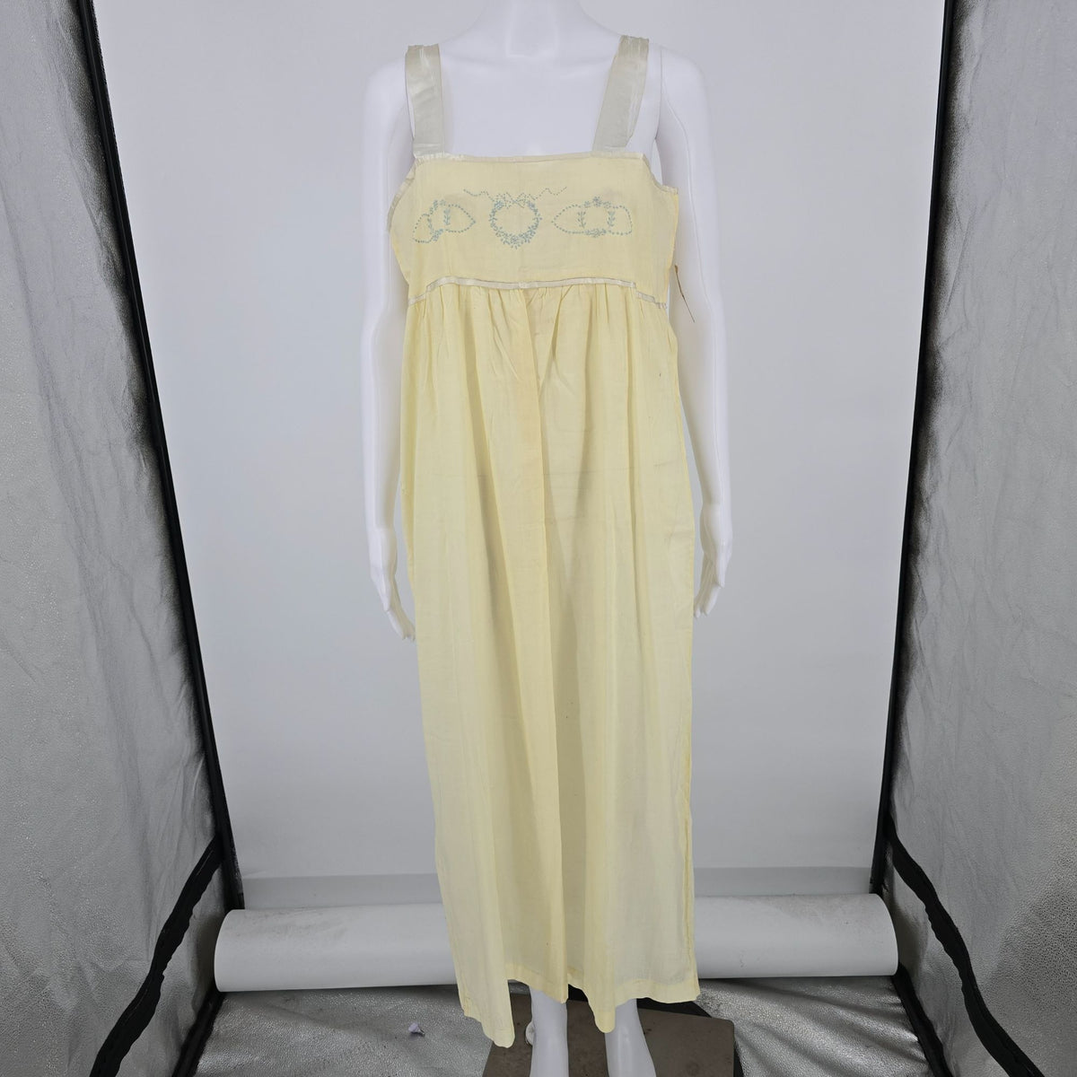 Vintage 1930s Pale Yellow Embroidered Yoke Sleeveless Nightgown (M) *Flaws