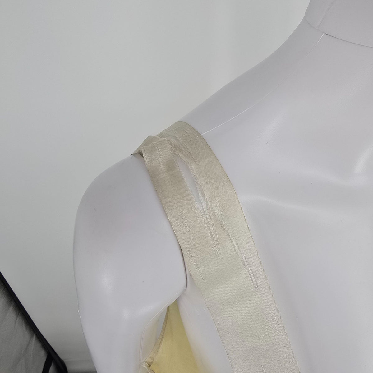 Vintage 1930s Pale Yellow Embroidered Yoke Sleeveless Nightgown (M) *Flaws