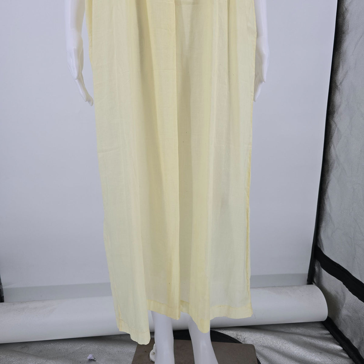 Vintage 1930s Pale Yellow Embroidered Yoke Sleeveless Nightgown (M) *Flaws
