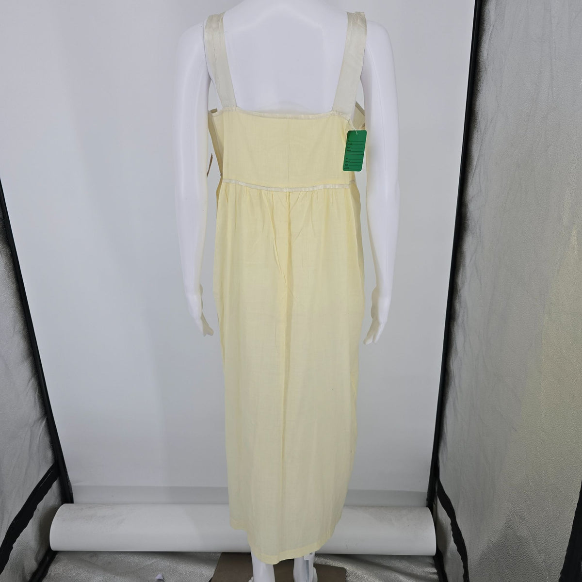 Vintage 1930s Pale Yellow Embroidered Yoke Sleeveless Nightgown (M) *Flaws