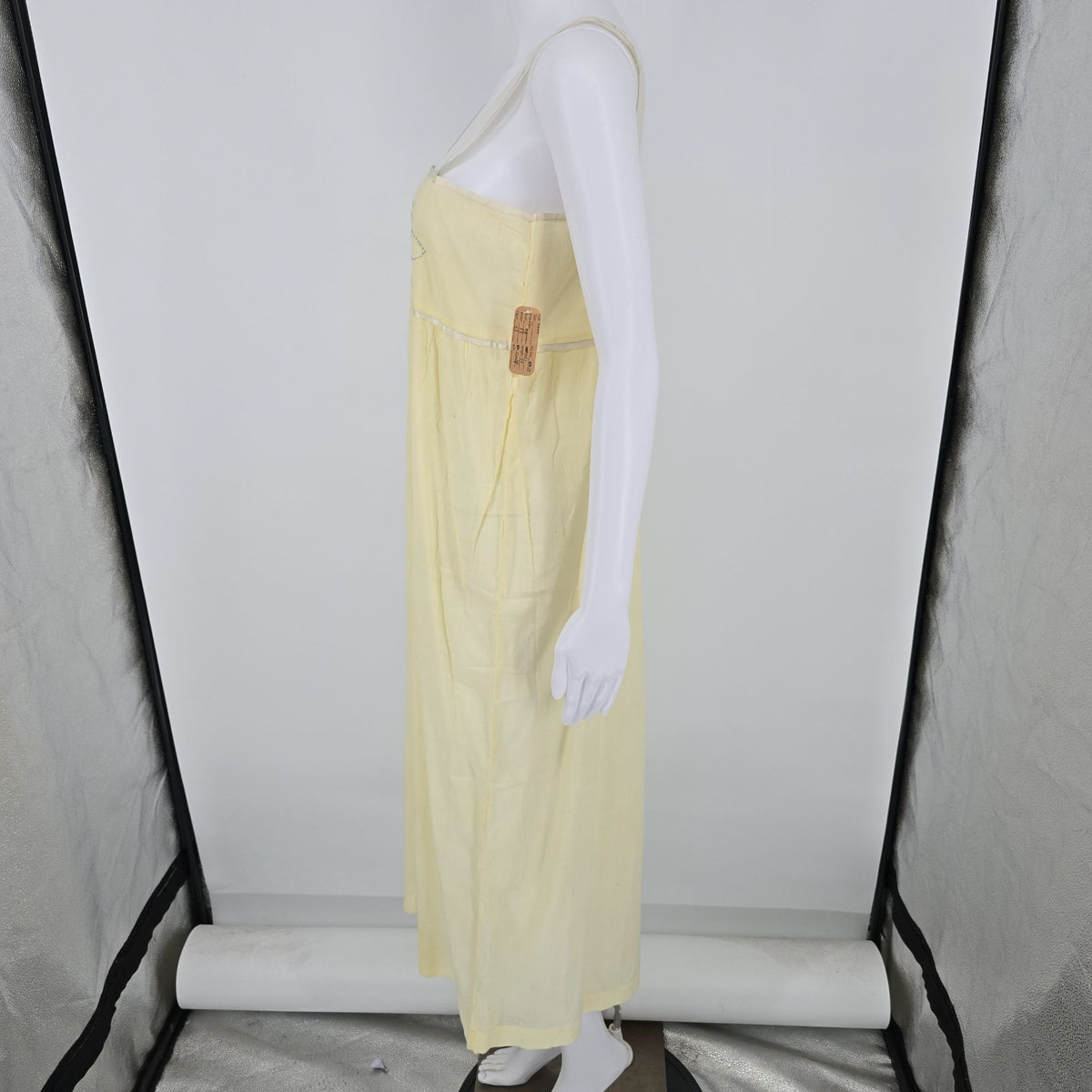 Vintage 1930s Pale Yellow Embroidered Yoke Sleeveless Nightgown (M) *Flaws