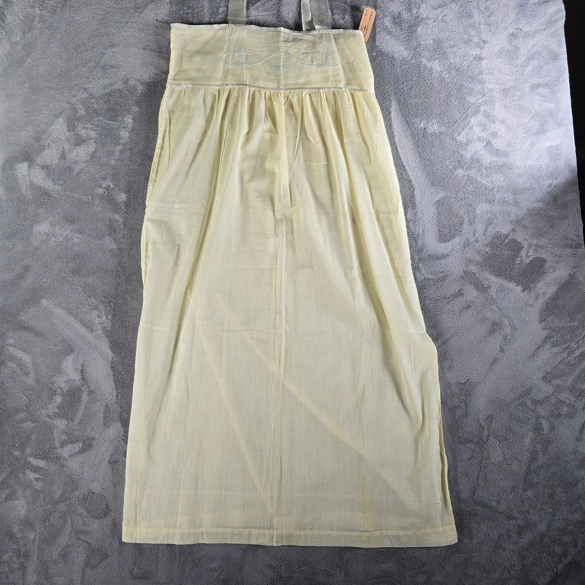 Vintage 1930s Pale Yellow Embroidered Yoke Sleeveless Nightgown (M) *Flaws