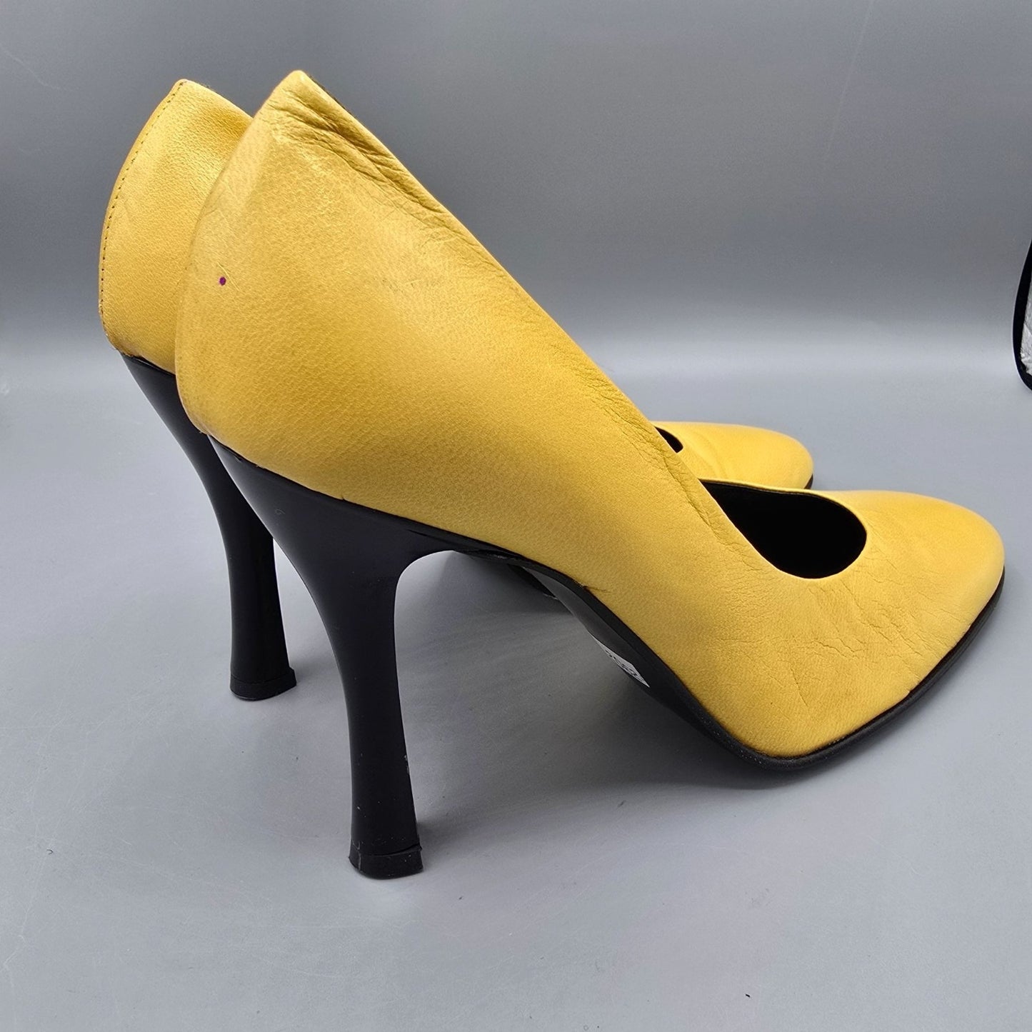 Vintage Y2K Deadstock Pari & Pari Lemon-Yellow Capretto Square-Toe Pumps (7B)