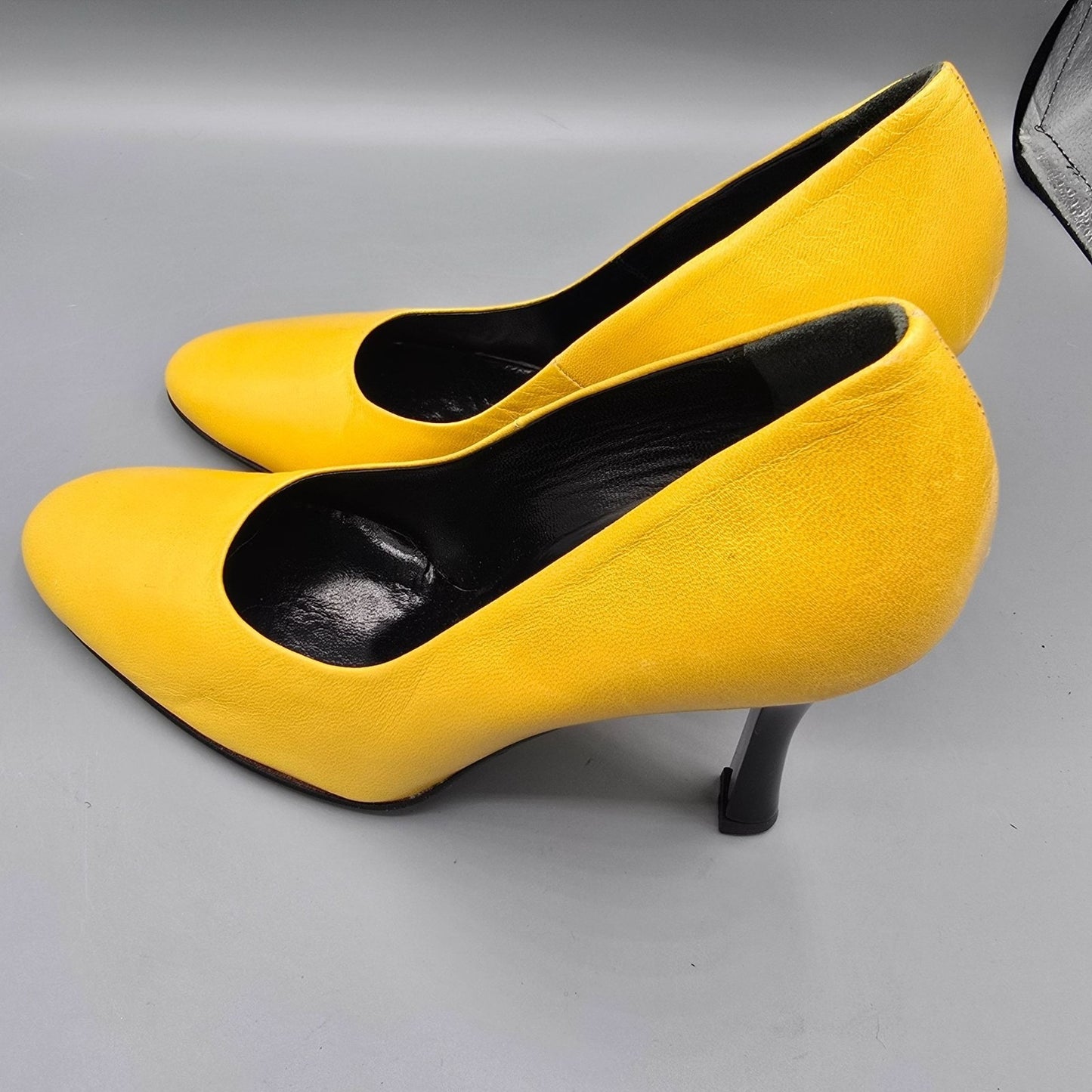 Vintage Y2K Deadstock Pari & Pari Lemon-Yellow Capretto Square-Toe Pumps (7B)