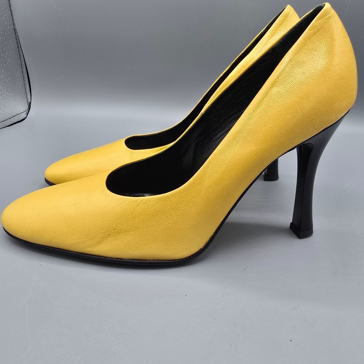 Vintage Y2K Deadstock Pari & Pari Lemon-Yellow Capretto Square-Toe Pumps (7B)