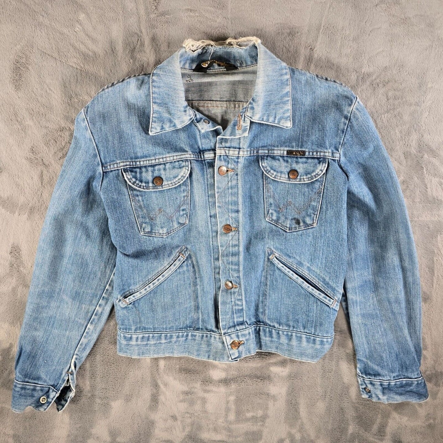 Vintage Distressed 1980s Wrangler Cropped Button Up Denim Jacket (Size 40 M)