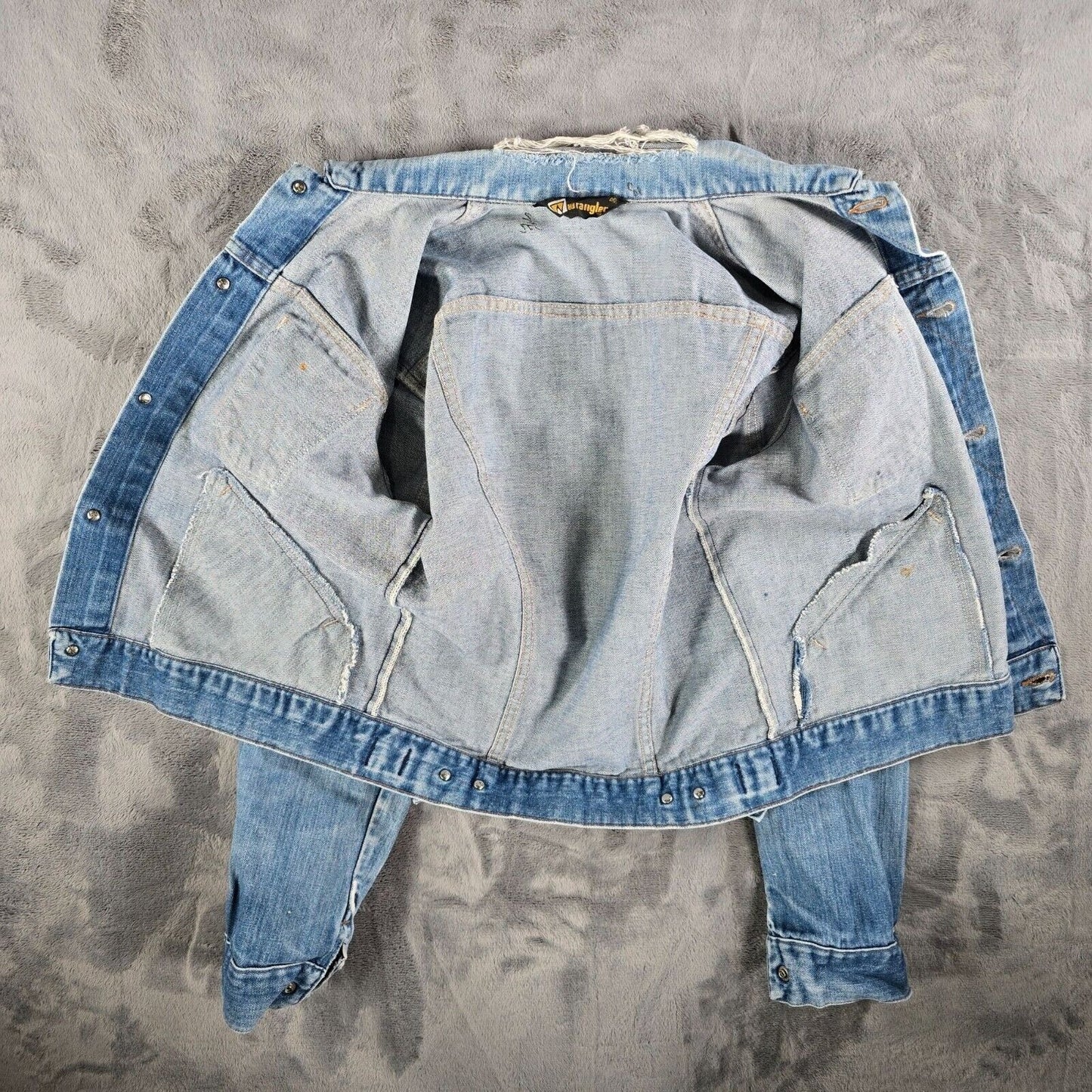 Vintage Distressed 1980s Wrangler Cropped Button Up Denim Jacket (Size 40 M)