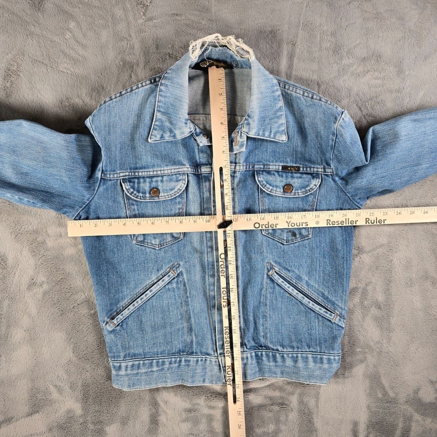 Vintage Distressed 1980s Wrangler Cropped Button Up Denim Jacket (Size 40 M)