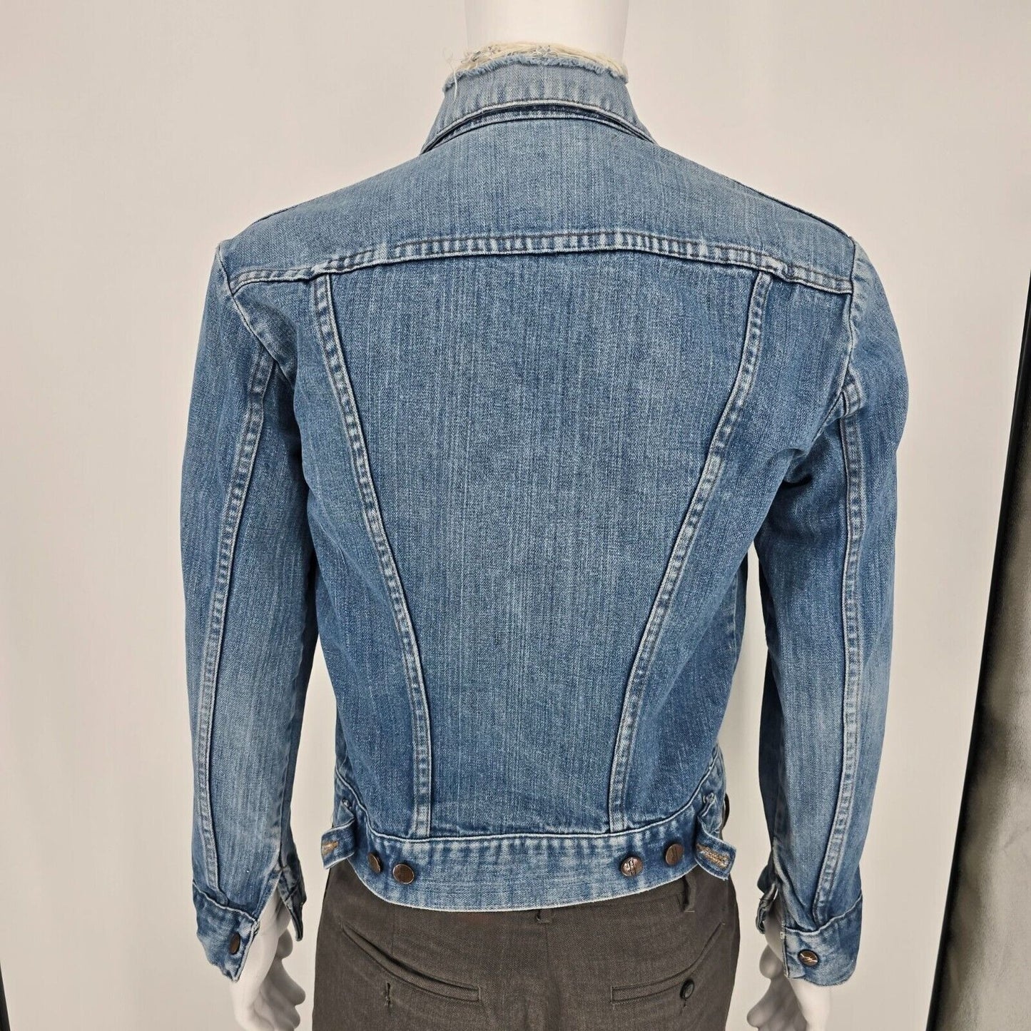 Vintage Distressed 1980s Wrangler Cropped Button Up Denim Jacket (Size 40 M)