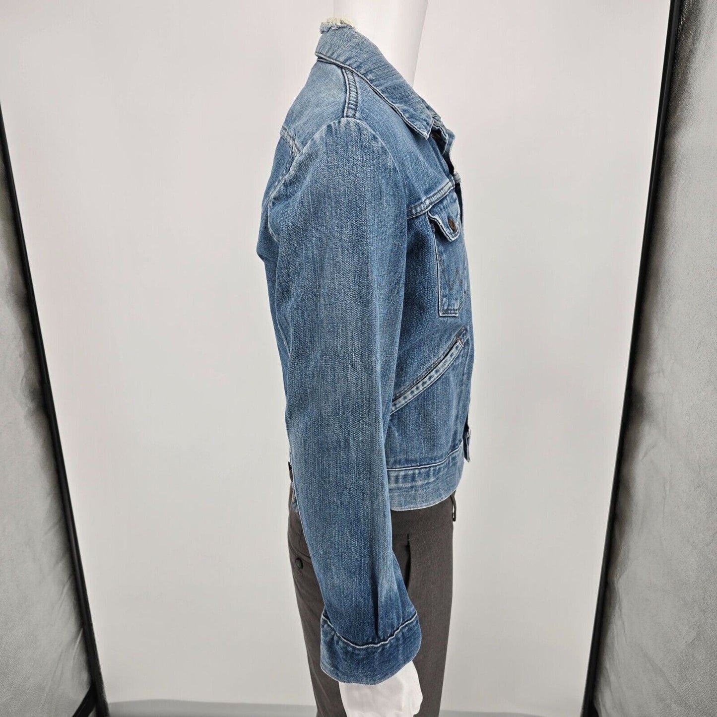 Vintage Distressed 1980s Wrangler Cropped Button Up Denim Jacket (Size 40 M)