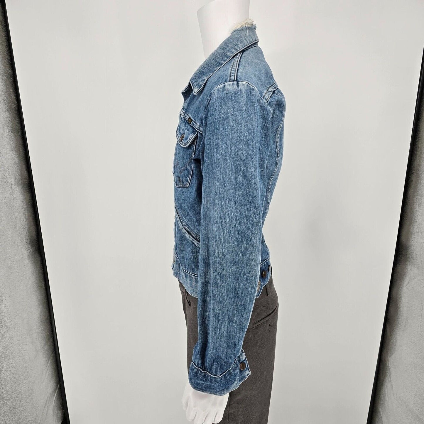 Vintage Distressed 1980s Wrangler Cropped Button Up Denim Jacket (Size 40 M)