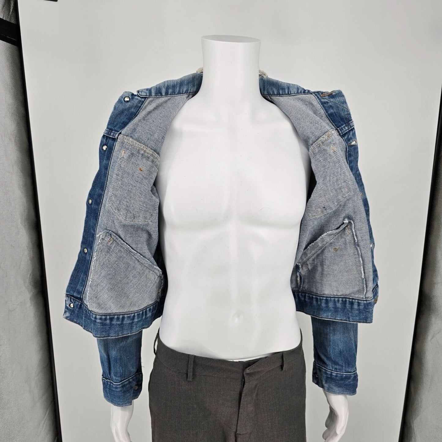 Vintage Distressed 1980s Wrangler Cropped Button Up Denim Jacket (Size 40 M)