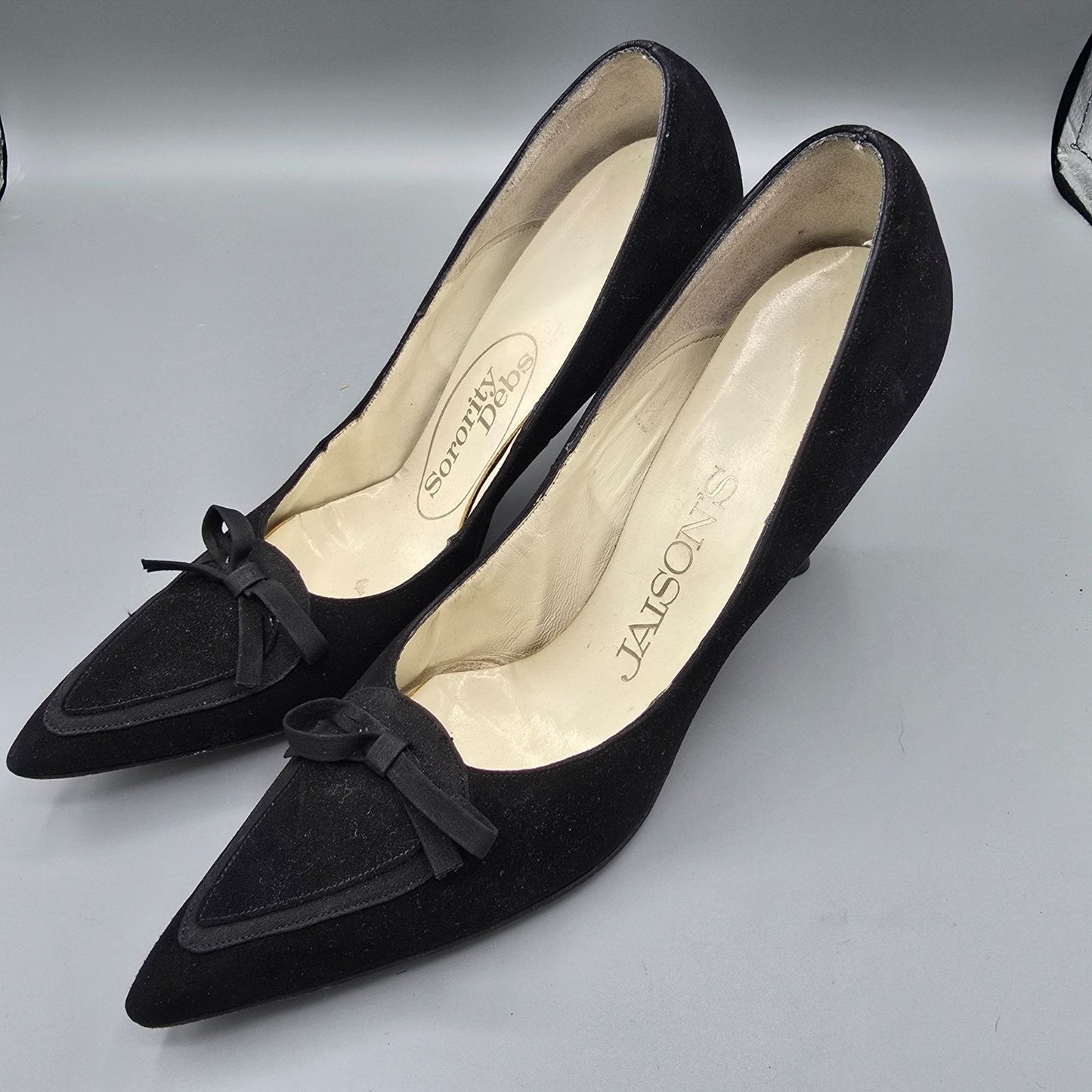 Vintage Early 1960s Sorority Debs Jaison's Black Velvet Point-Toe Bow Pumps -7AA