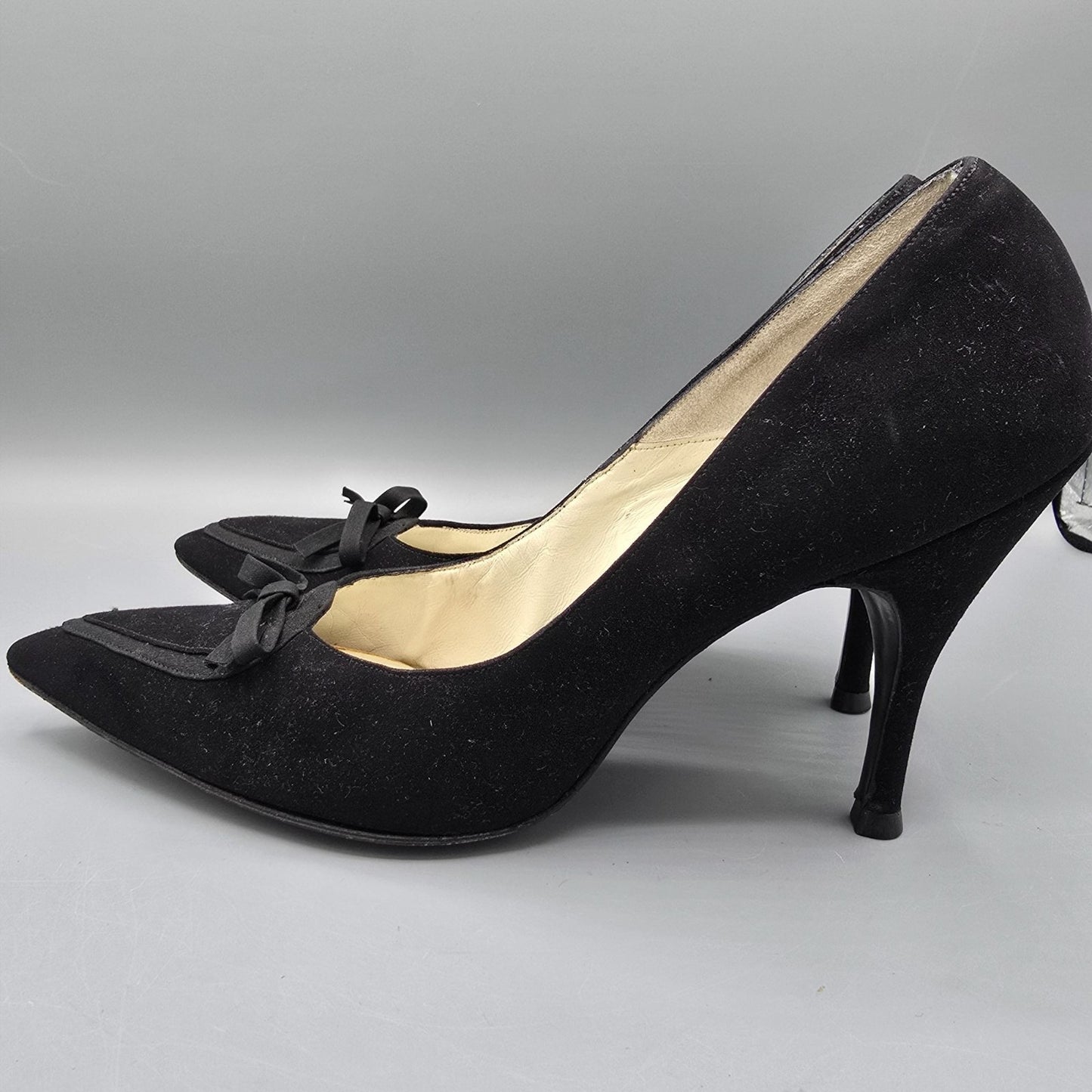 Vintage Early 1960s Sorority Debs Jaison's Black Velvet Point-Toe Bow Pumps -7AA