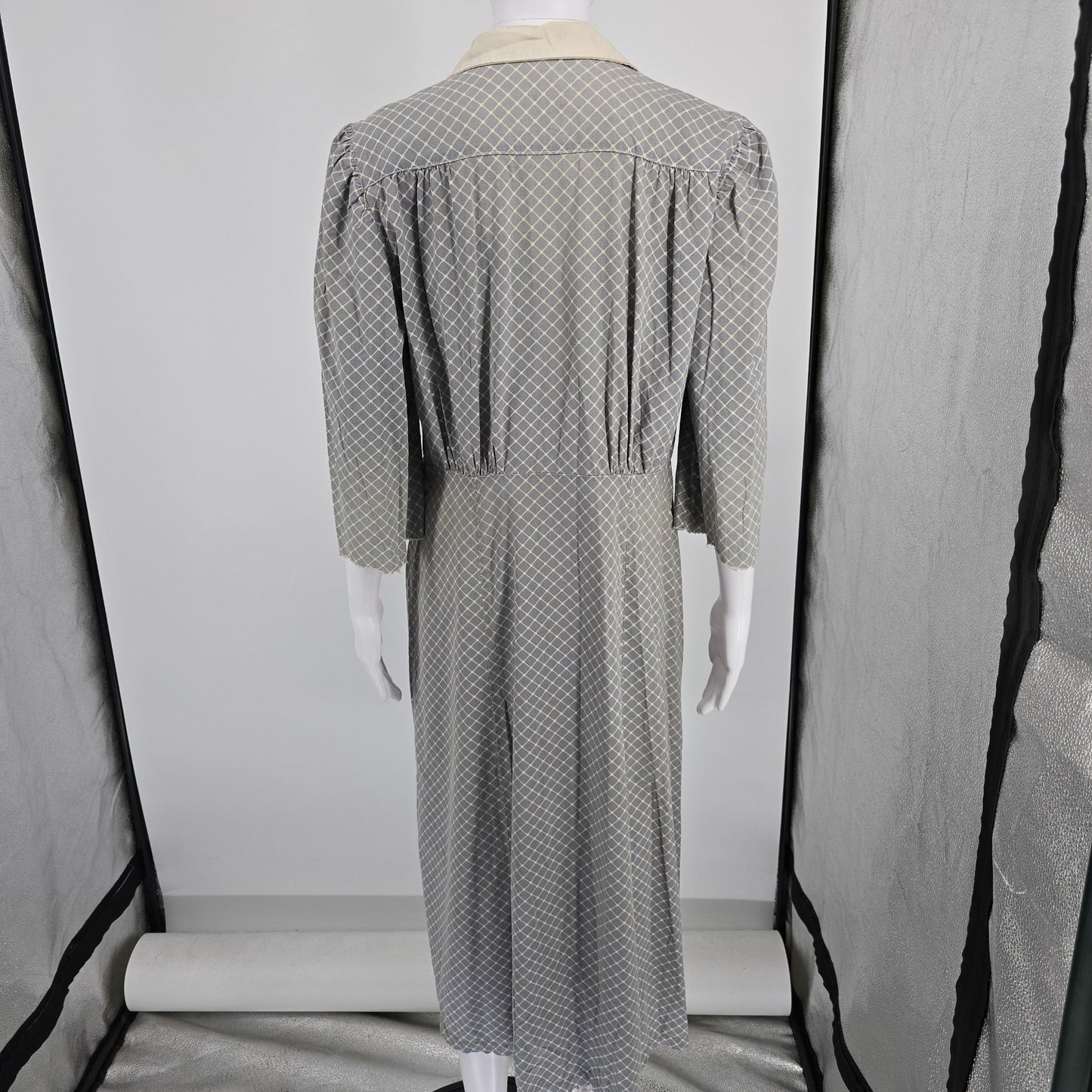 Vintage 1940s Gray Lattice Print Contrast Collar Shirtwaist Day Dress (L)