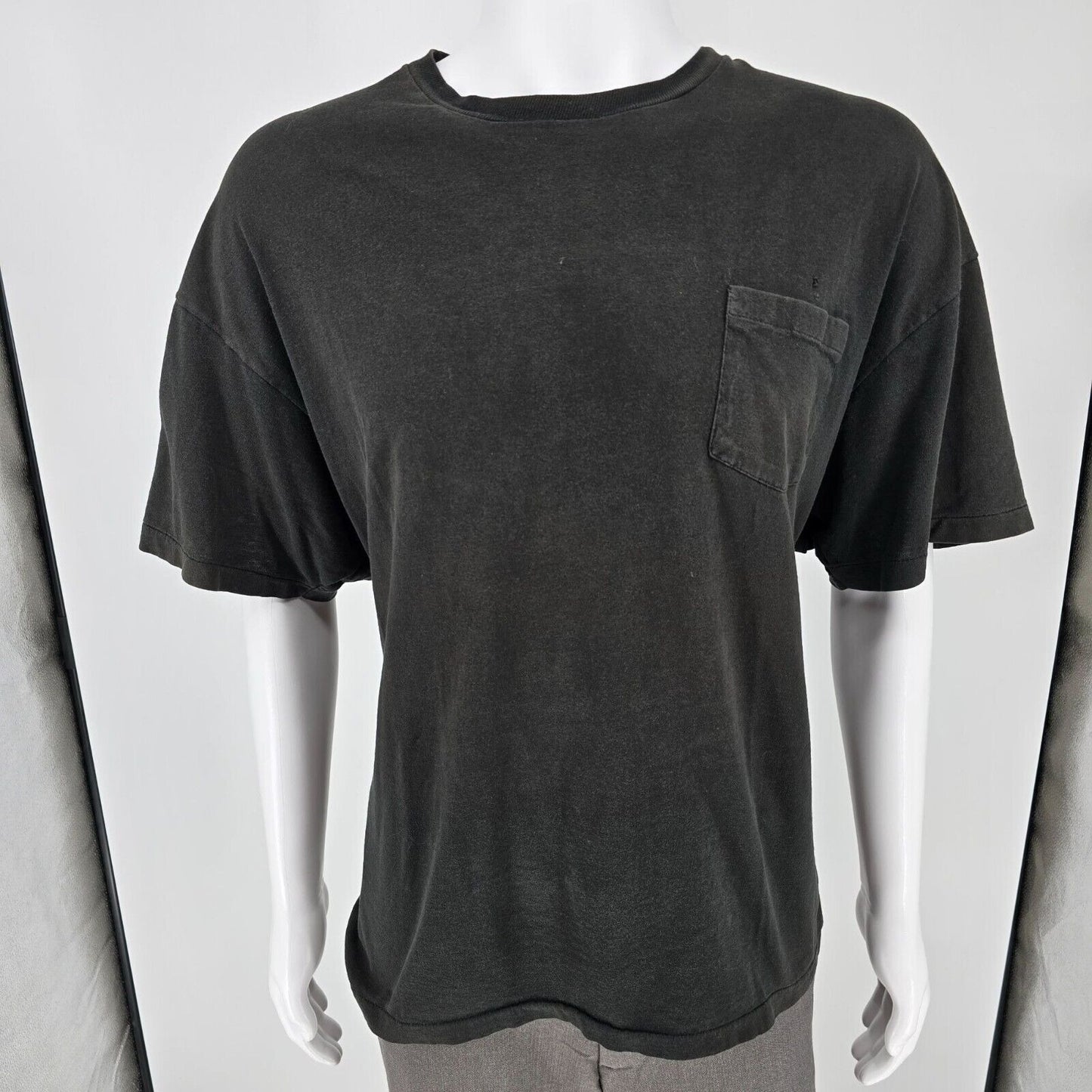 Vintage Single Stitch 90s/Y2K Hanes Blank Black Crewneck Pocket T-Shirt (2XL)