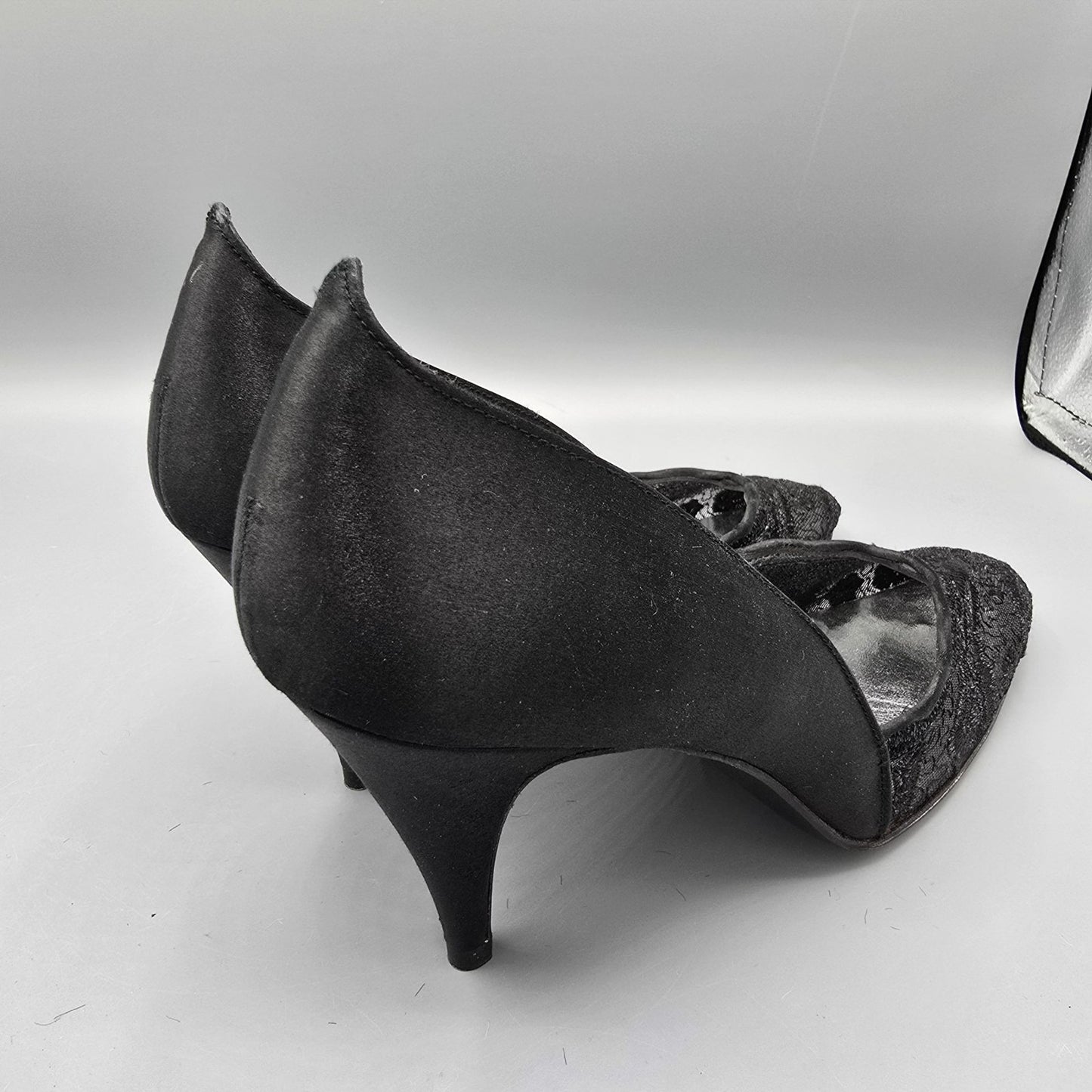 Vintage 1980s Stuart Weitzman for Mr. Seymour Black Lace & Satin Pumps (7.5AA)