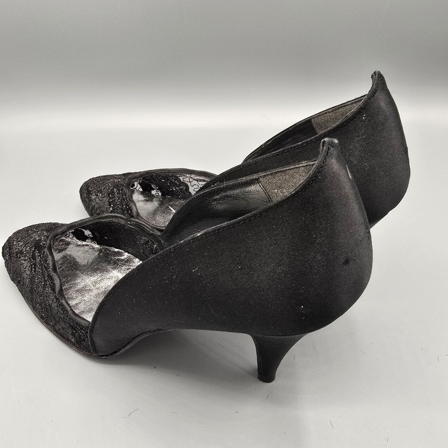 Vintage 1980s Stuart Weitzman for Mr. Seymour Black Lace & Satin Pumps (7.5AA)