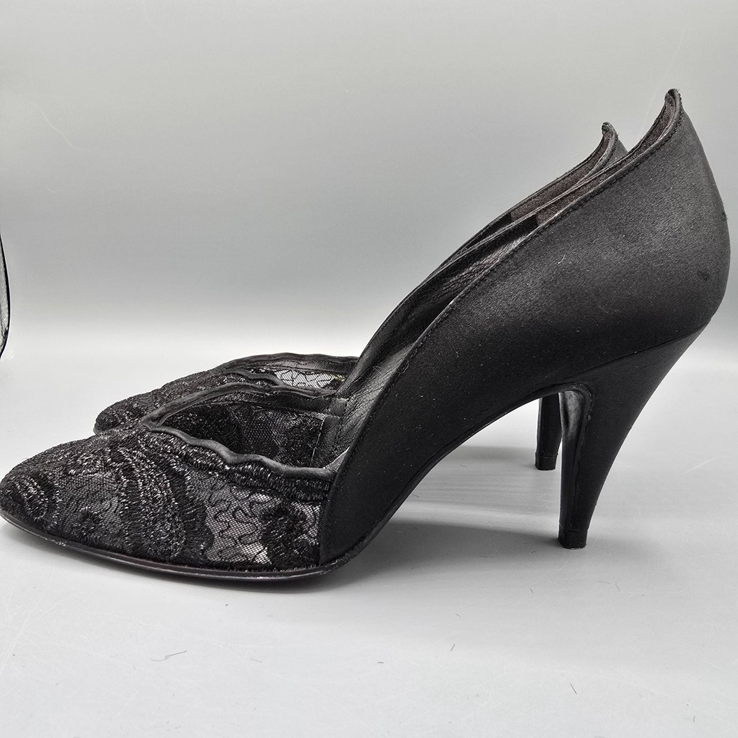 Vintage 1980s Stuart Weitzman for Mr. Seymour Black Lace & Satin Pumps (7.5AA)