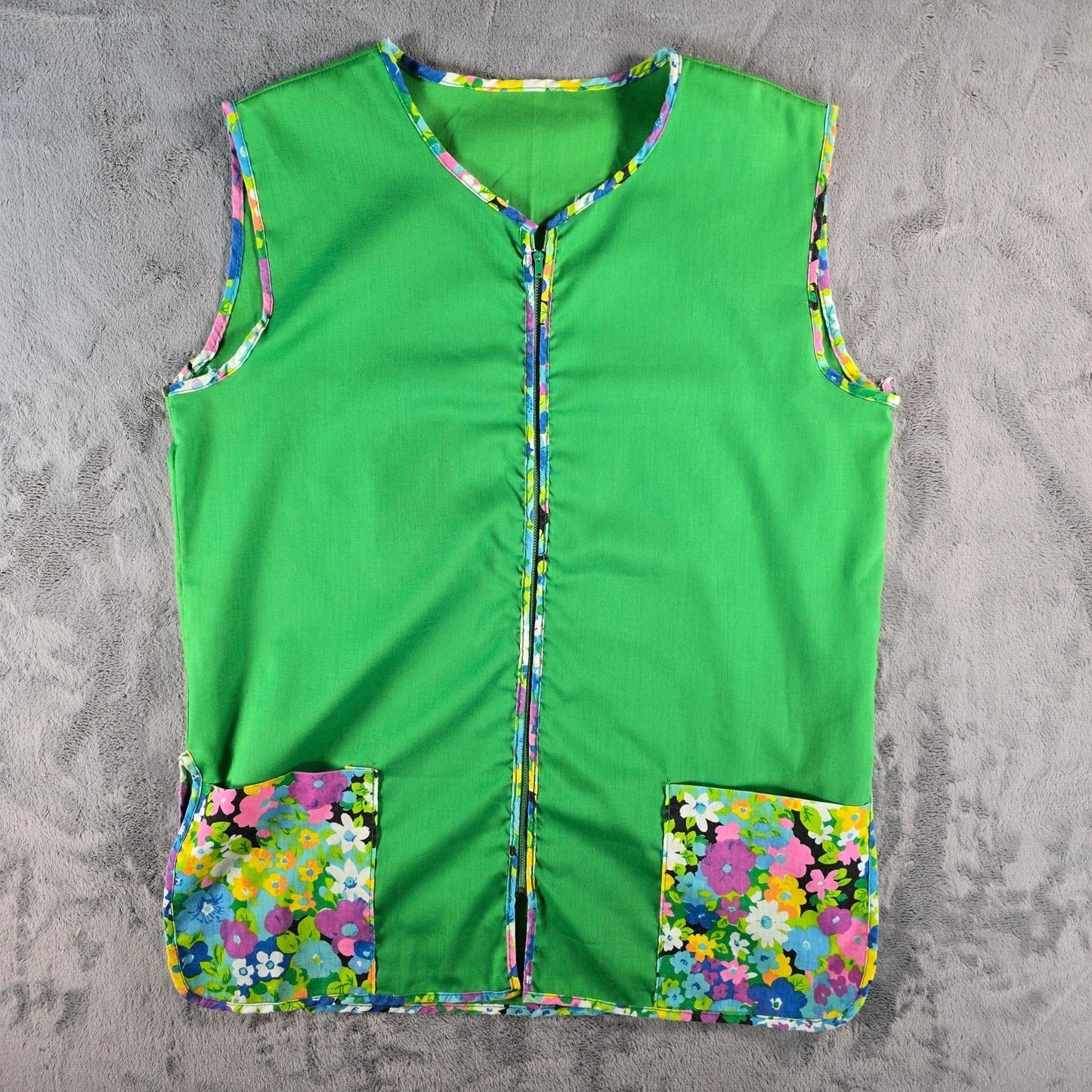 Vintage 1960s Women's Kelly Green Floral Trim Zippered Patch Pocket Mod Vest (L)