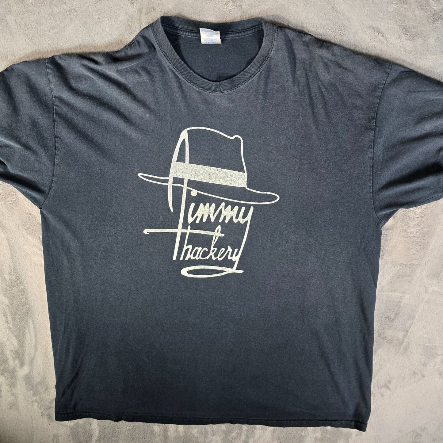 Distressed 2000s Gildan Ultra Cotton Jimmy Thackery Hat Graphic T-Shirt (XXL)