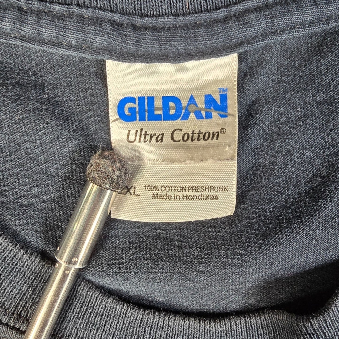 Distressed 2000s Gildan Ultra Cotton Jimmy Thackery Hat Graphic T-Shirt (XXL)