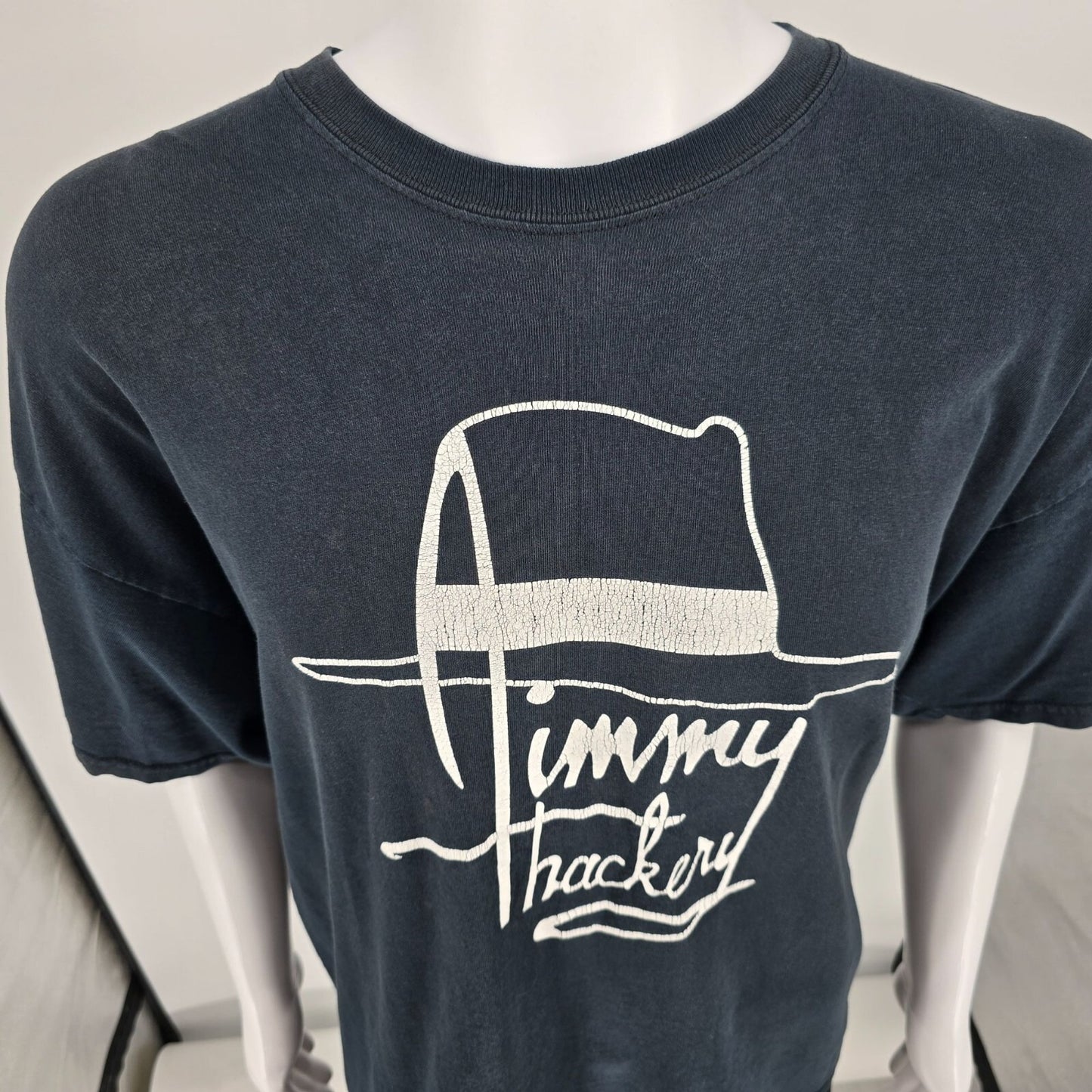 Distressed 2000s Gildan Ultra Cotton Jimmy Thackery Hat Graphic T-Shirt (XXL)